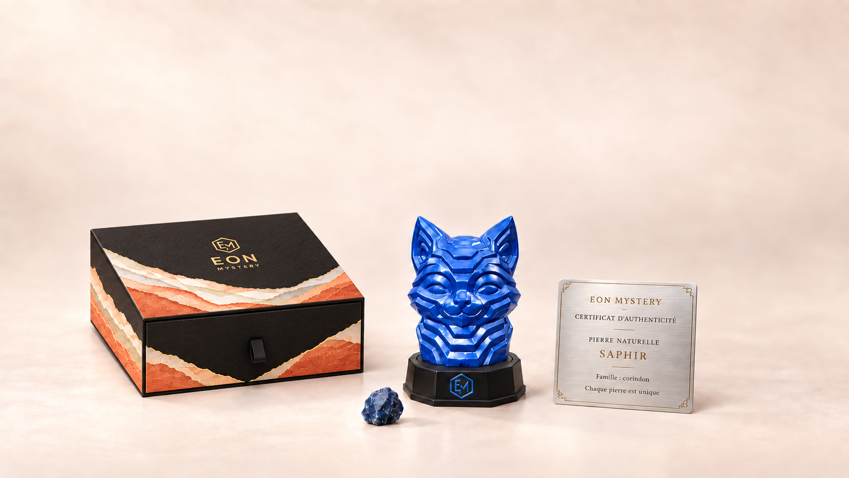 Le coffret à tiroir fermé, la figurine Saphir sur son socle, sa pierre naturelle et sa carte